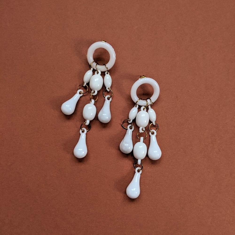 Vtg White Plastic Dangle Chandelier Mod Earrings